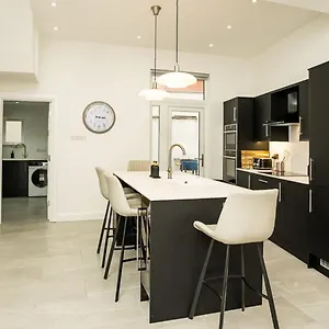 Luxury 4 Bdr House By Breaks Holiday home